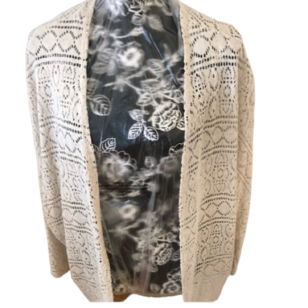 Promesa size M/L Ivory lace cardigan/long shrug no flaws